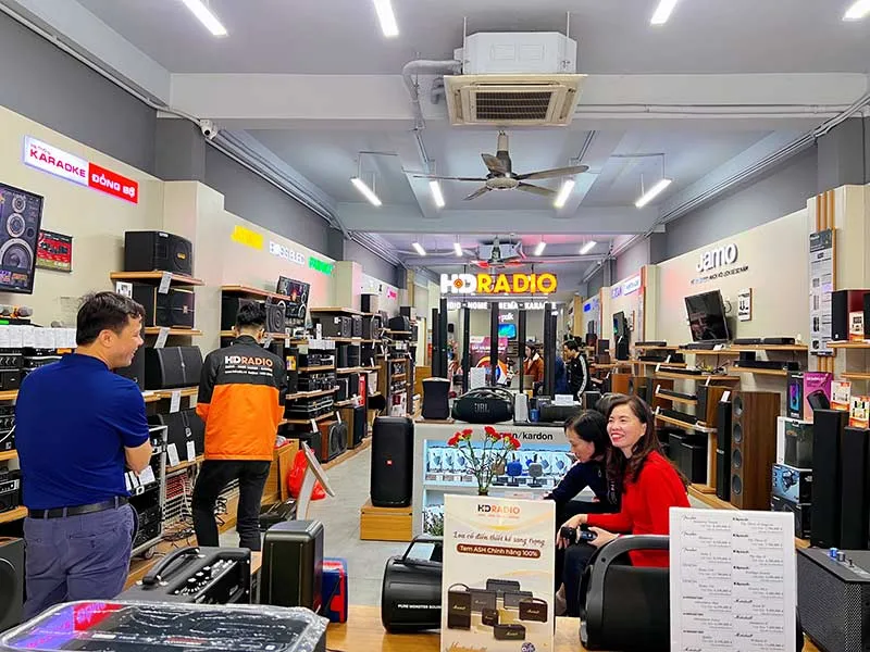 Khách mua hàng tại Điện Máy Ánh Ngân