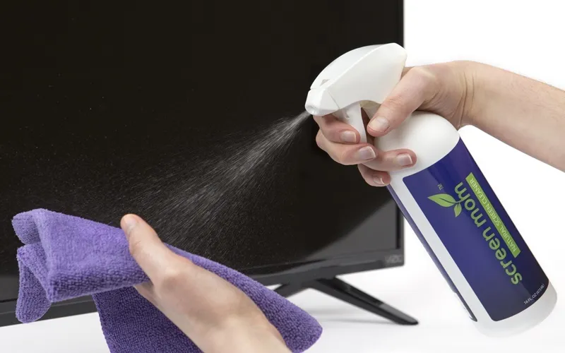 Các loại khăn mềm và dung dịch chuyên dụng dùng để vệ sinh màn hình tivi hiệu quả
