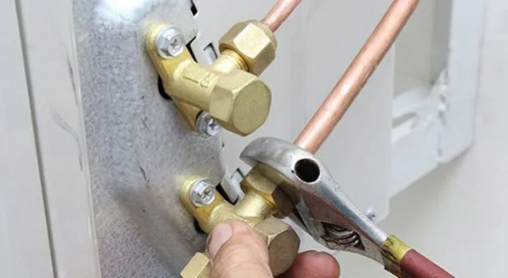 Nới đai ốc loe bằng khóa lục giác chuyên dụng, tránh dùng kìm làm hỏng ren ống đồng