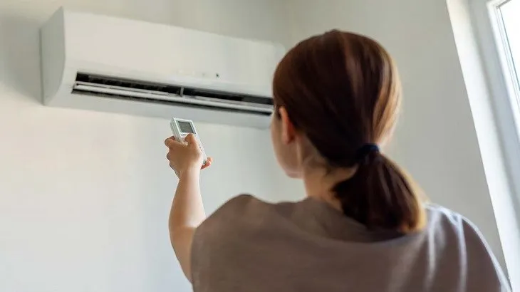 Vị trí 2 van gas trên dàn nóng điều hòa, cần khóa van ống nhỏ trước rồi mới đến ống lớn