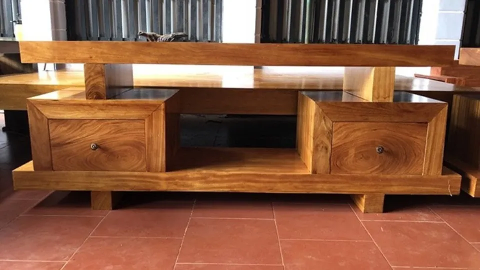 Kệ tivi nguyên khối có trọng lượng nặng, khó di chuyển