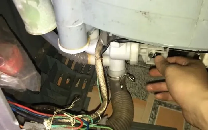 Vệ sinh van xả định kỳ giúp máy giặt thoát nước hiệu quả