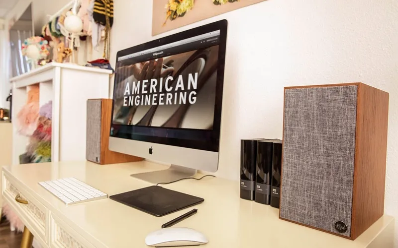 Loa Klipsch The Fives trong bài test âm thanh tại showroom