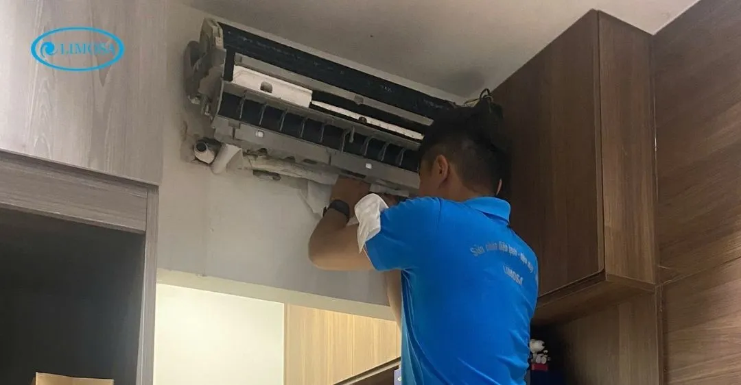 kỹ thuật viên kiểm tra máy lạnh