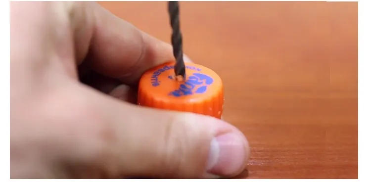Đục lỗ trên nắp chai nhựa để tạo đầu phun nước