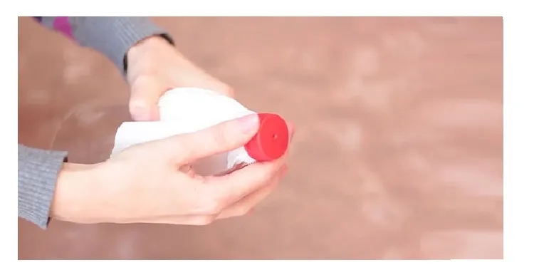 Bọc túi giấy lọc cà phê lên miệng chai trước khi vặn nắp