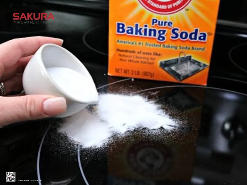 ráº£i baking soda lên vùng bị cháy của kính bếp