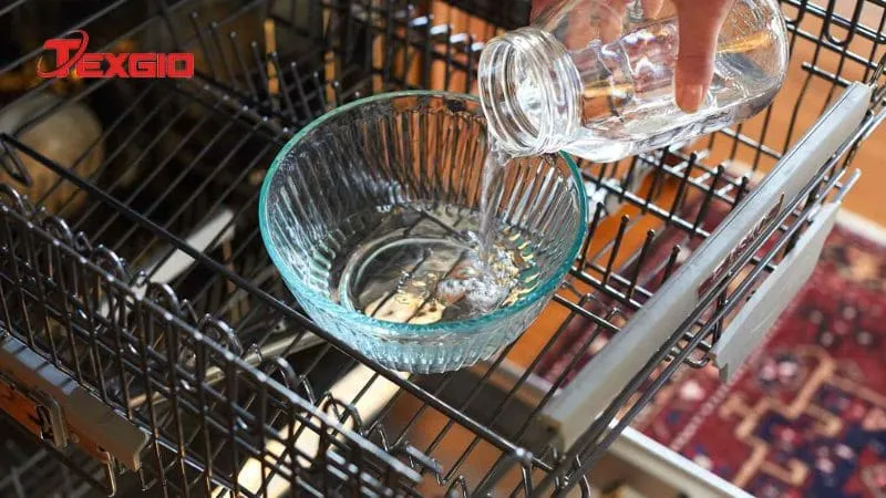 Mẹo làm sạch máy rửa bát bằng giấm trắng tự nhiên
