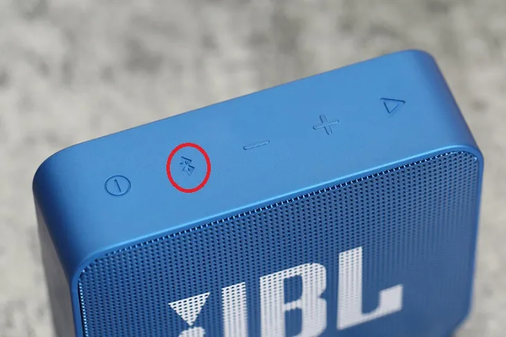 Nhấn nút có ký hiệu Bluetooth trên loa để phát tín hiệu