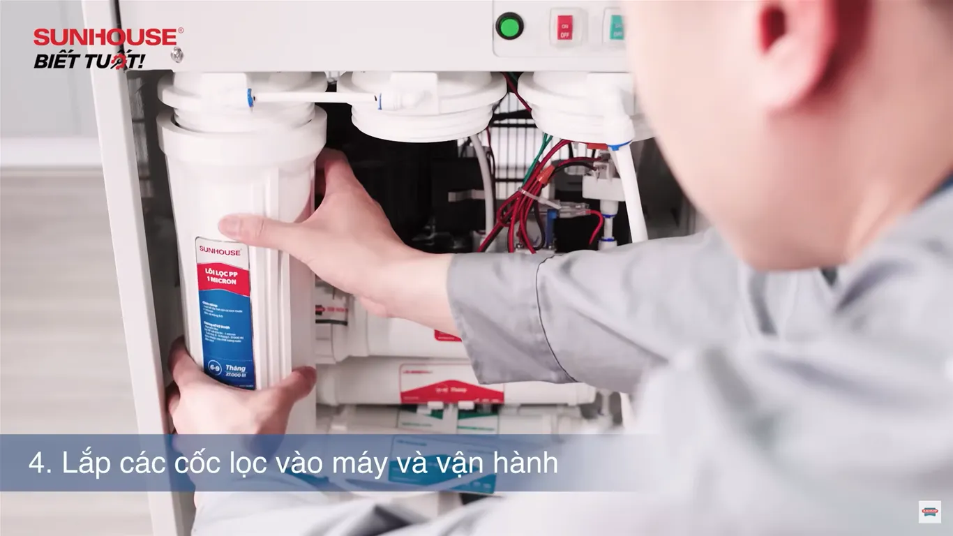 Cách lắp đặt các cốc lọc vào thân máy chắc chắn