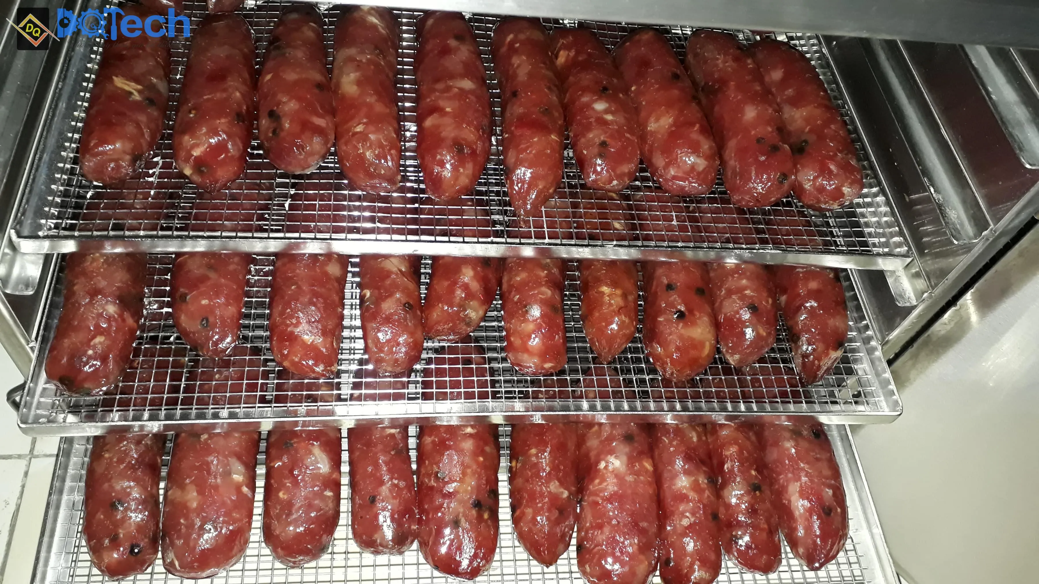 Lạp xưởng sấy bằng máy sấy thực phẩm DQTech