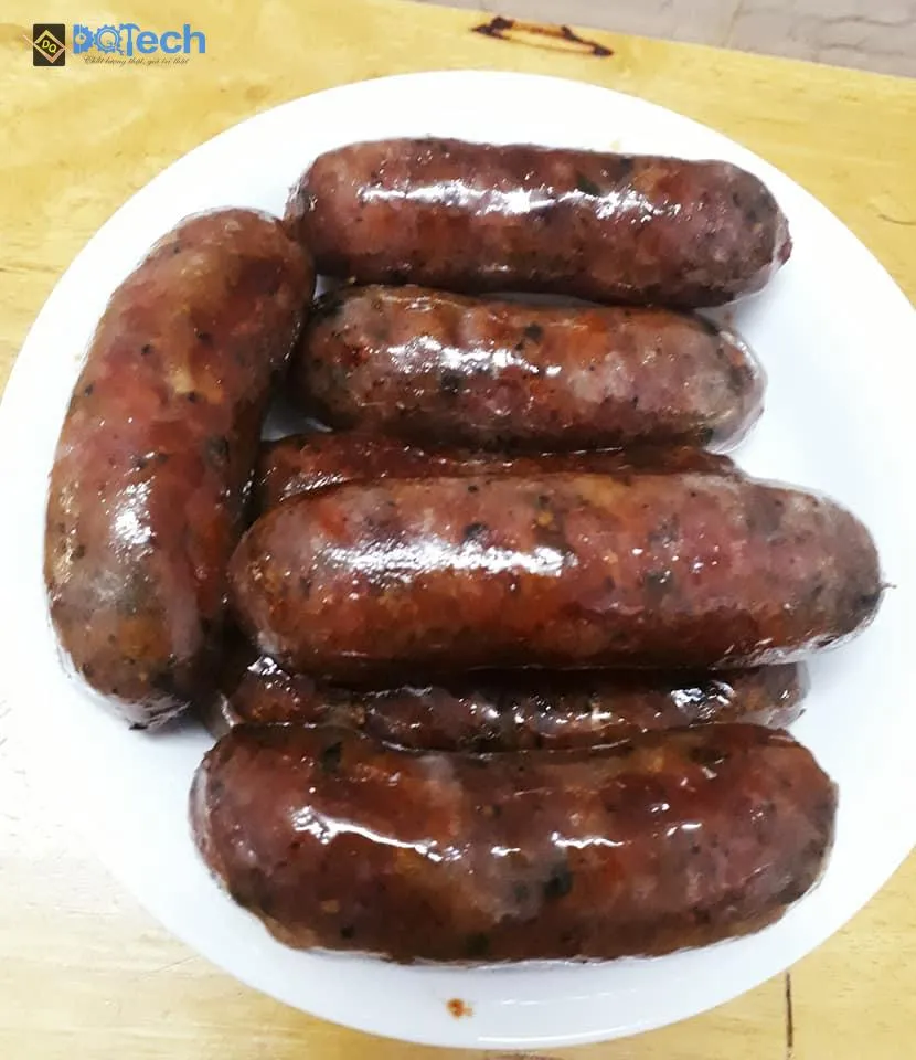 Lạp xưởng sấy bằng máy sấy đa năng DQTech