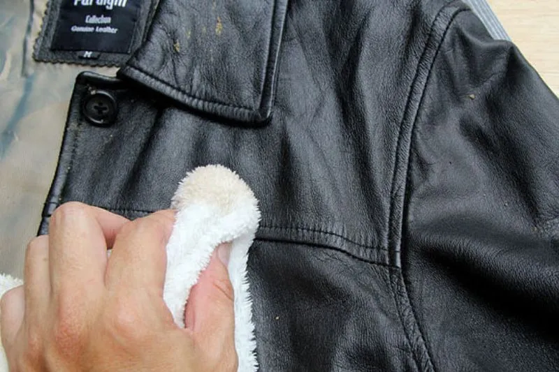 Lau áo da lộn bằng khăn ẩm