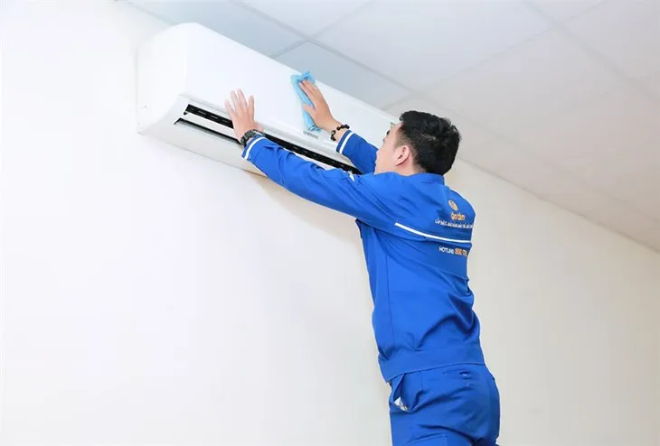 Kỹ thuật viên Điện Máy Ánh Ngân hỗ trợ kiểm tra và vệ sinh điều hòa định kỳ tại nhà