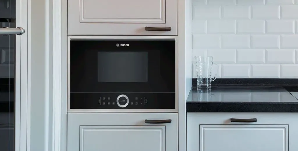 Lò vi sóng âm tủ lắp đặt gọn gàng trong không gian bếp