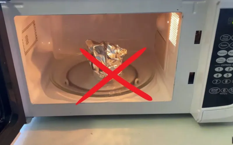 Lưu ý hỏng hóc do linh kiện kim loại bên trong lò