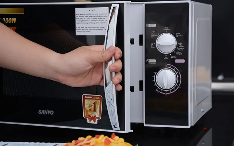 Kiểm tra khóa cửa tự động khi lò vi sóng không hoạt động