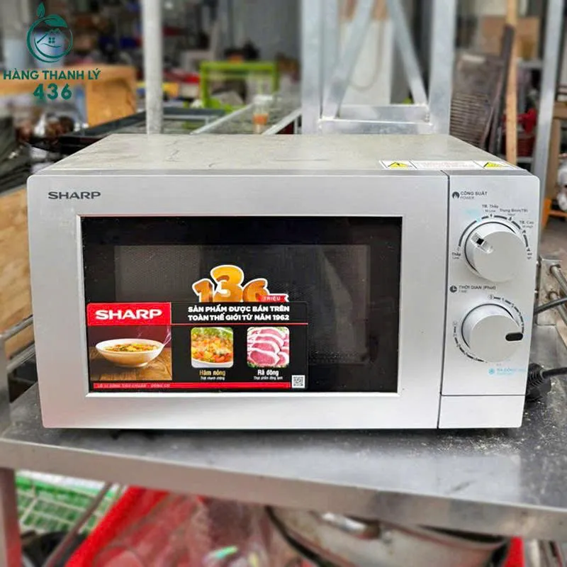 Lò vi sóng Sharp thanh lý mẫu 1 - góc nhìn tổng thể, tình trạng còn mới 90%