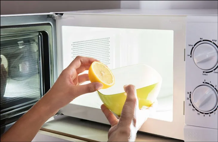 Làm sạch khoang lò bằng các nguyên liệu tự nhiên như chanh và giấm để đánh bay mùi hôi và mảng bám