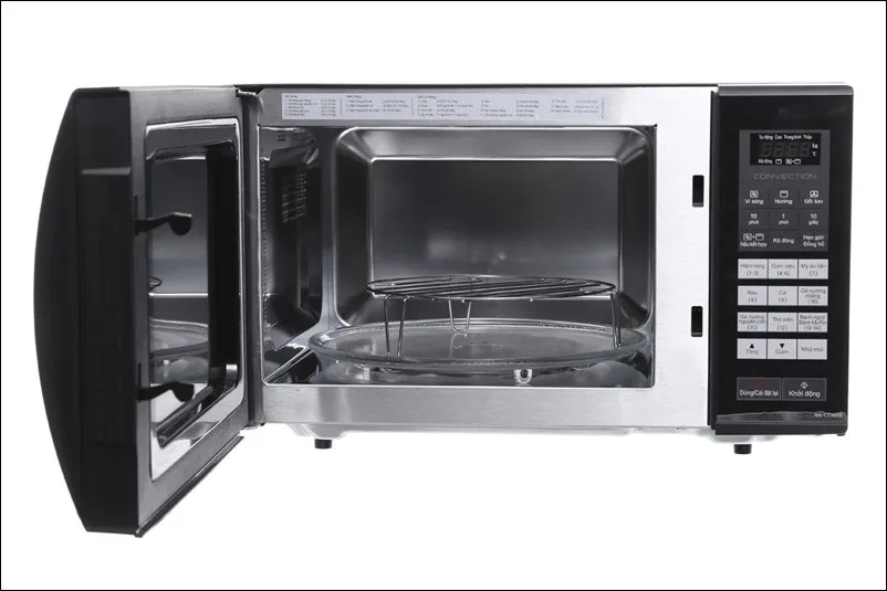 Khoang lò Panasonic NN-GM34JM bằng thép không gỉ dễ vệ sinh