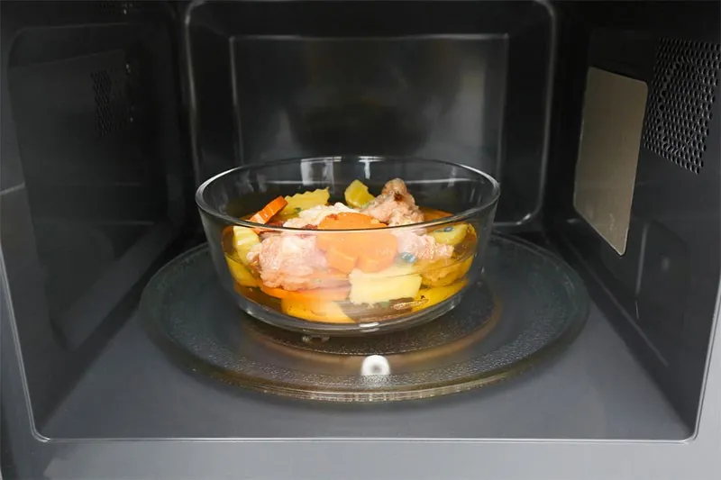 Thức ăn cần đựng bằng vật liệu chịu nhiệt phù hợp