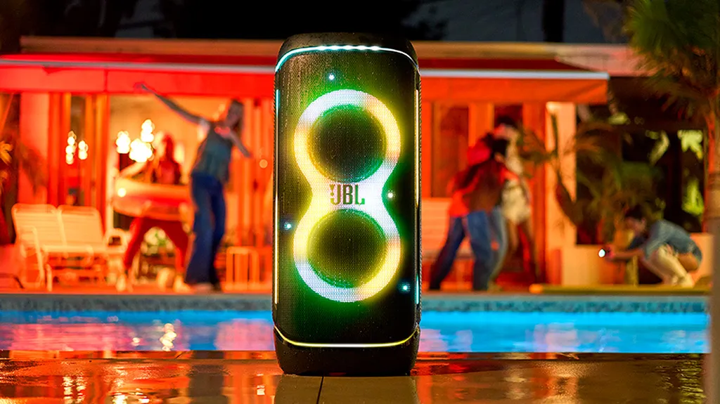 Dòng loa JBL PartyBox 720 với thiết kế hầm hố và hệ thống bánh xe kéo di động tiện lợi