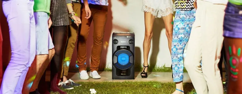 Tận hưởng không gian tiệc tùng sống động với hệ thống đèn LED đa sắc màu đồng bộ nhạc