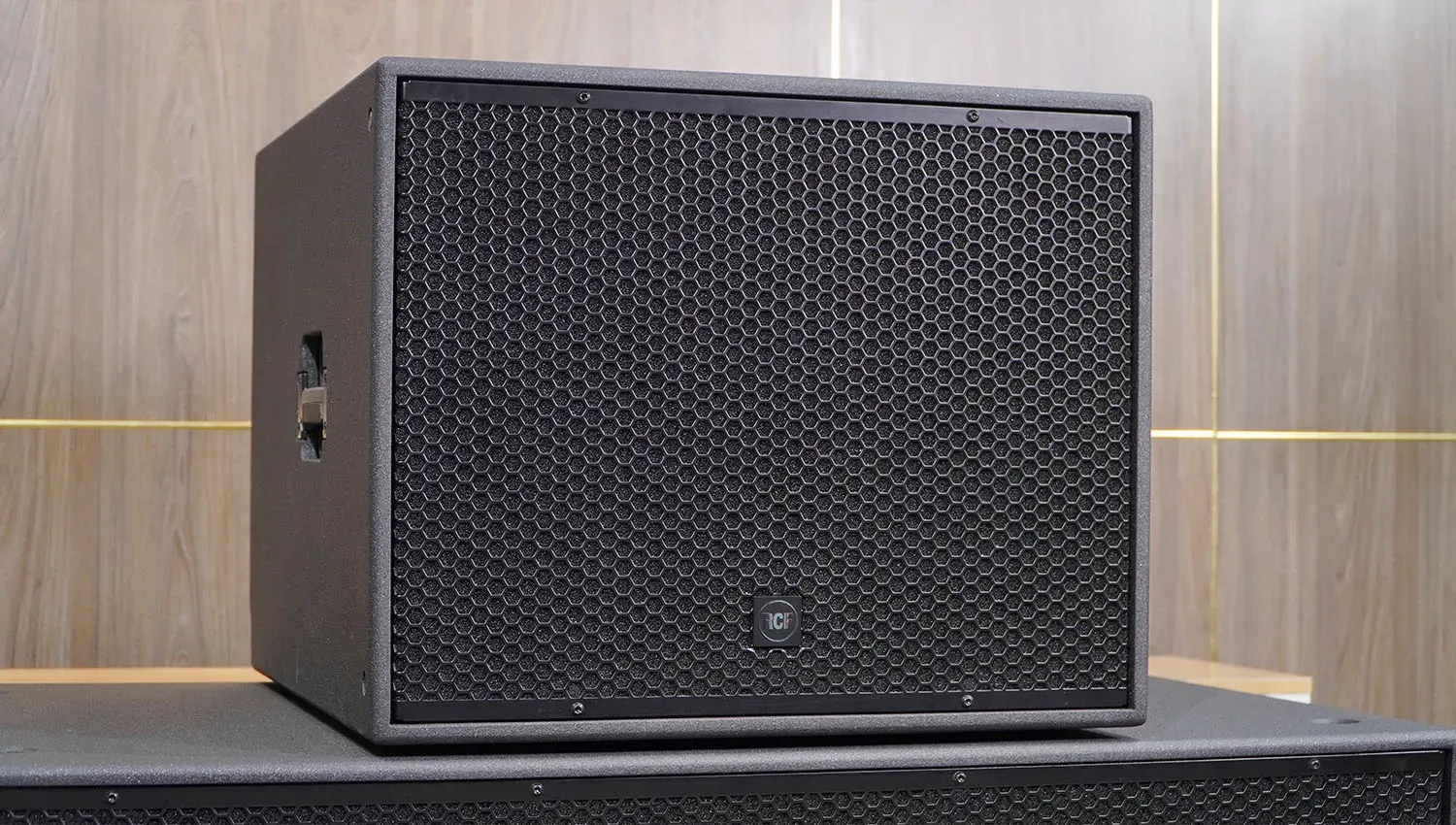 Loa sub hơi RCF S 19