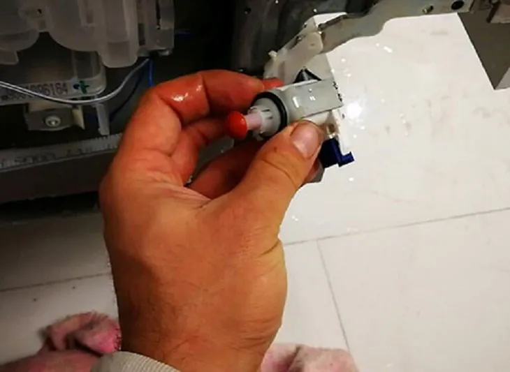 Bộ lọc cấp nước bị nghẹt là nguyên nhân phổ biến nhất gây lỗi E19 trên máy rửa bát Bosch