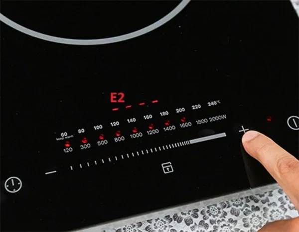 Màn hình hiển thị mã lỗi E2 khi nhiệt độ vùng nấu tăng cao đột ngột