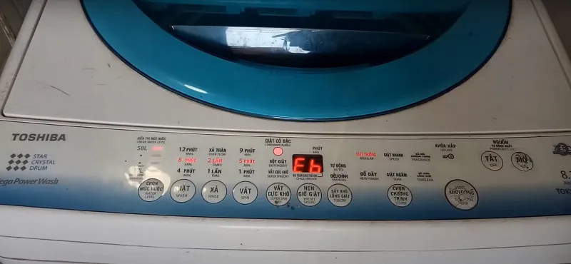 Màn hình hiển thị lỗi EB trên máy giặt Toshiba cửa trên