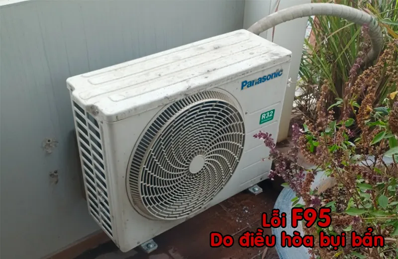 Dàn nóng máy lạnh Panasonic bị bám bẩn gây lỗi tăng nhiệt độ F95
