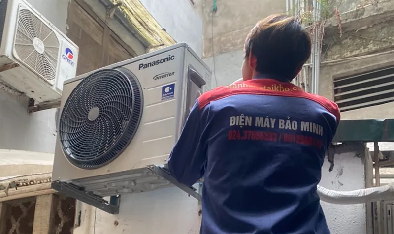 Kỹ thuật viên Điện Máy Ánh Ngân xử lý lỗi F95 tại dàn nóng