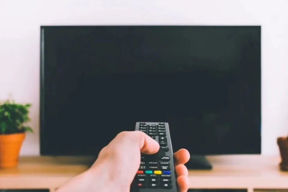 Màn hình tivi Samsung bị tối đen có thể do chế độ tiết kiệm điện