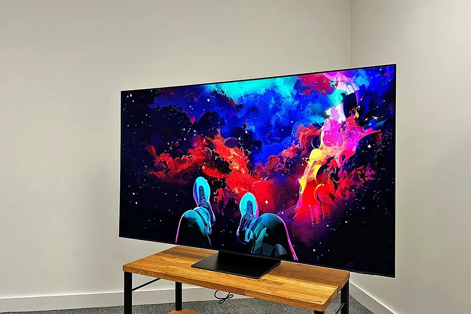 Kiểm tra cáp kết nối để xử lý lỗi màn hình tivi Samsung bị tối