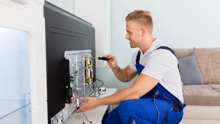 Hãy liên hệ trung tâm bảo hành để xử lý triệt để lỗi youtube trên tivi bị thu nhỏ