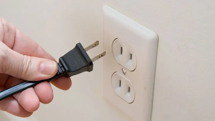 Rút nguồn điện là bước quan trọng để sửa lỗi youtube trên tivi bị thu nhỏ