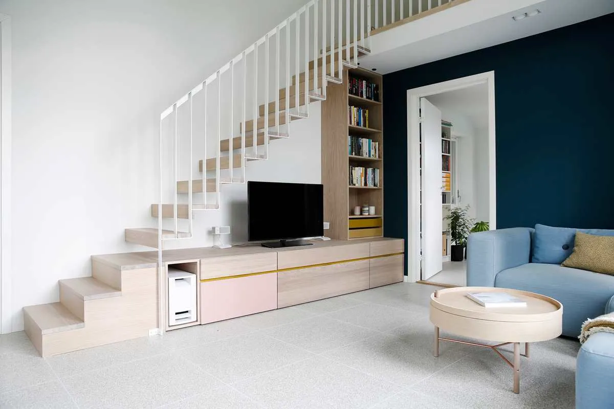 Mẫu kệ tivi dưới gầm chân cầu thang (1)