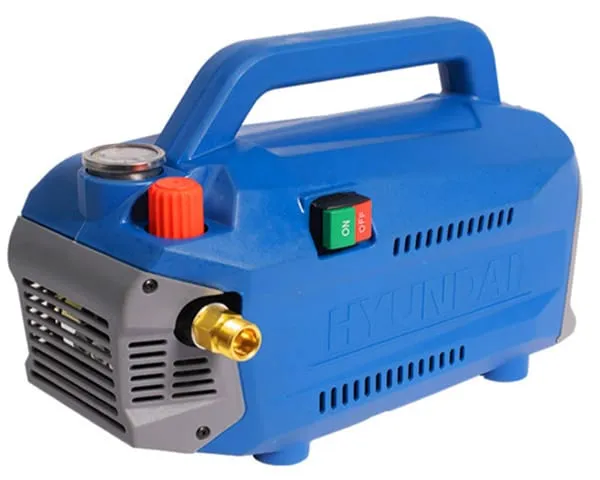 Máy bơm rửa điều hòa Dekton 1800W đang vệ sinh dàn nóng