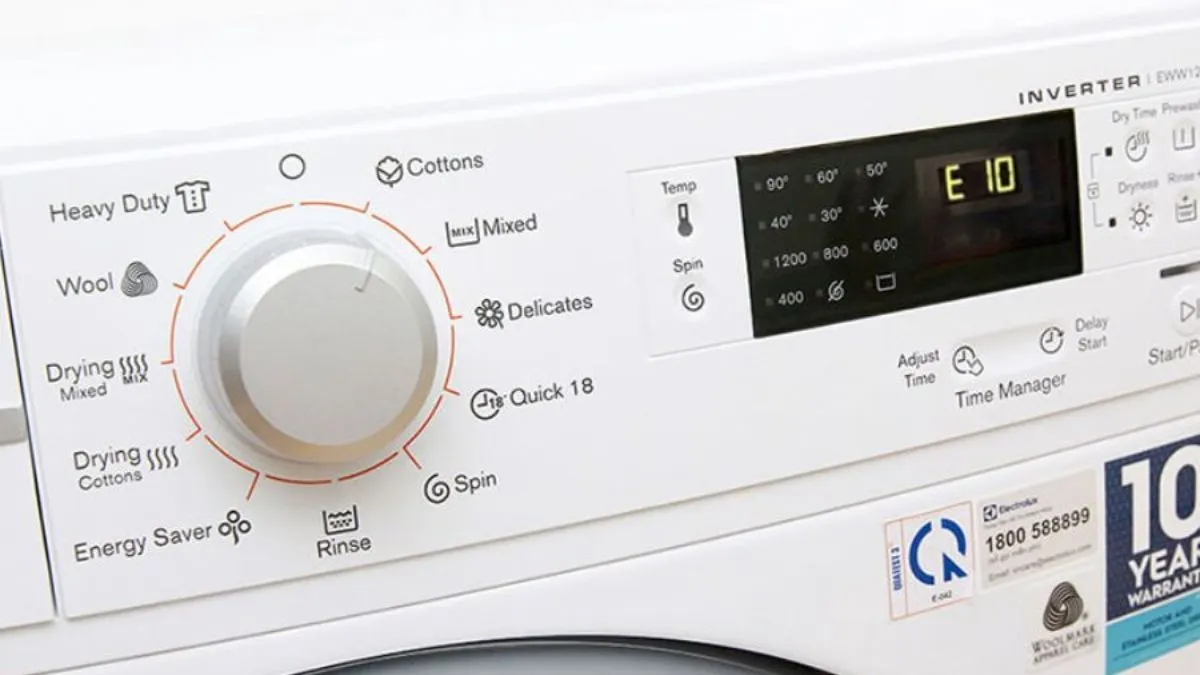 Kỹ thuật viên đang sửa máy giặt Sanyo