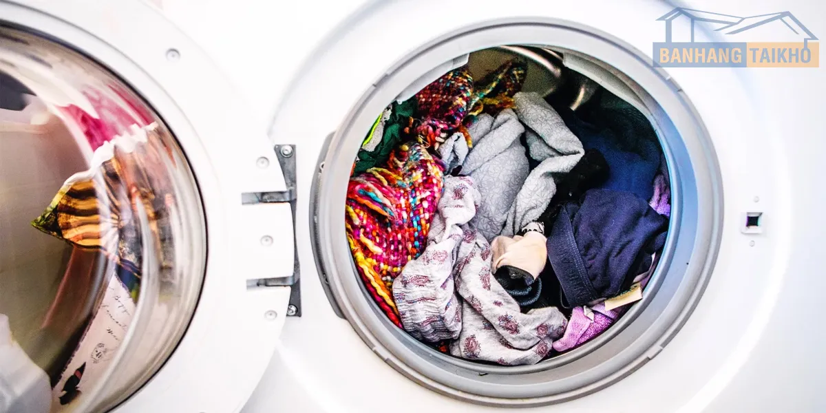 Sắp xếp lại quần áo khi máy giặt hiện chữ UE