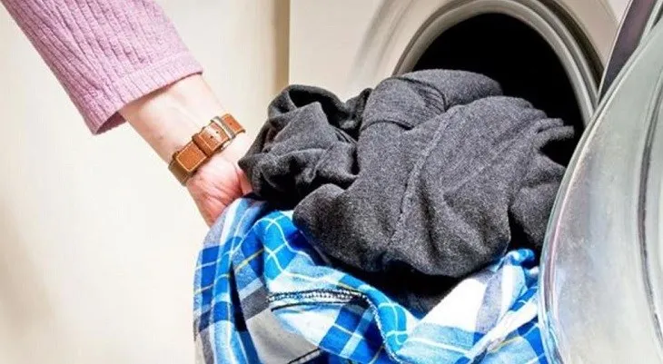 Kỹ thuật viên kiểm tra hệ thống thoát nước của máy giặt