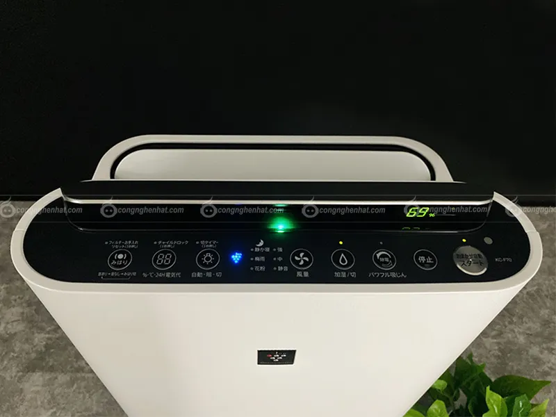 Màn hình hiển thị của máy lọc không khí Sharp KC F70 W