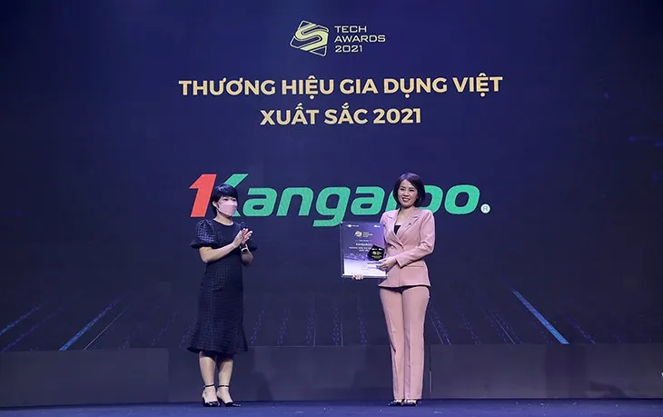 Đại diện Kangaroo nhận giải thưởng Thương hiệu gia dụng Việt xuất sắc