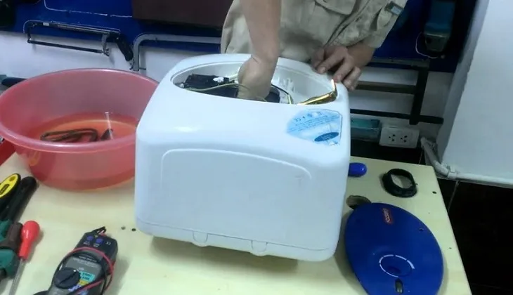 Nên vệ sinh bình nước thường xuyên để loại bỏ cặn bẩn