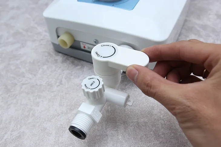 Bạn nên tháo đường dẫn nước để kiểm tra nguyên nhân gây tắc nghẽn máy nước nóng trực tiếp Casper 4500W EN-45TH11