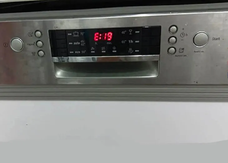 Mã lỗi E19 trên máy rửa bát Bosch xuất hiện khi hệ thống phát hiện lưu lượng nước không đạt ngưỡng tối thiểu