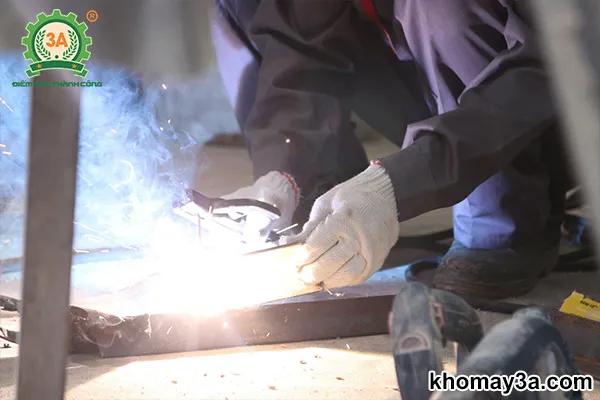 Đội ngũ kỹ sư kiểm tra chất lượng máy sấy cám trước khi xuất xưởng