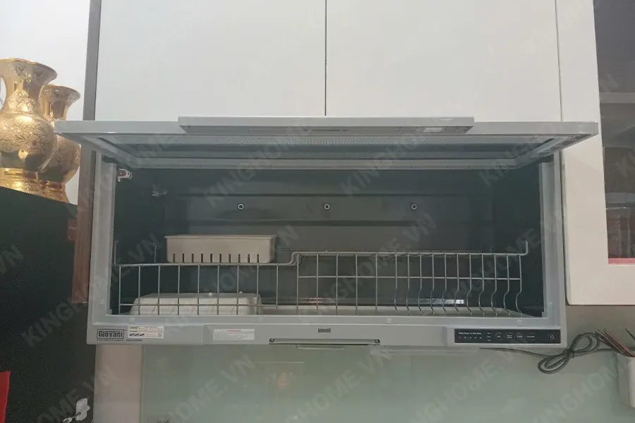 Cận cảnh mặt trước và bảng điều khiển máy sấy bát Giovani G-802S