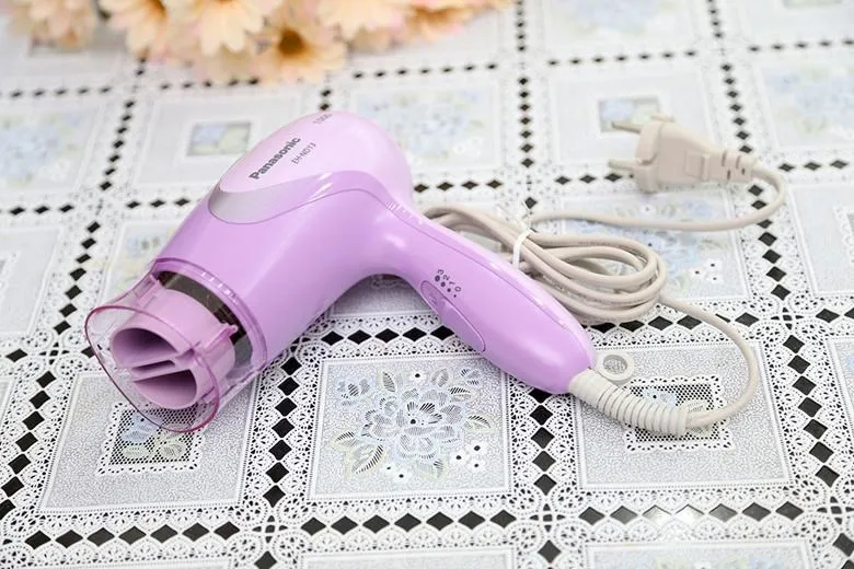 Máy sấy tóc 1100W Panasonic EH-ND13-V645 thiết kế gọn nhẹ, dễ cầm nắm